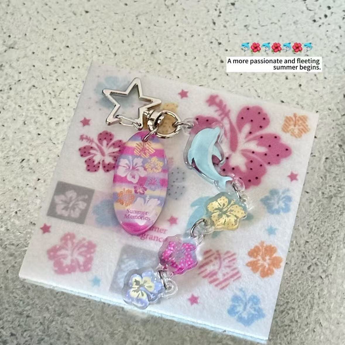 Letni Hawajski Brelok z Delfin – Tech Girl Accessories recenzja i cena