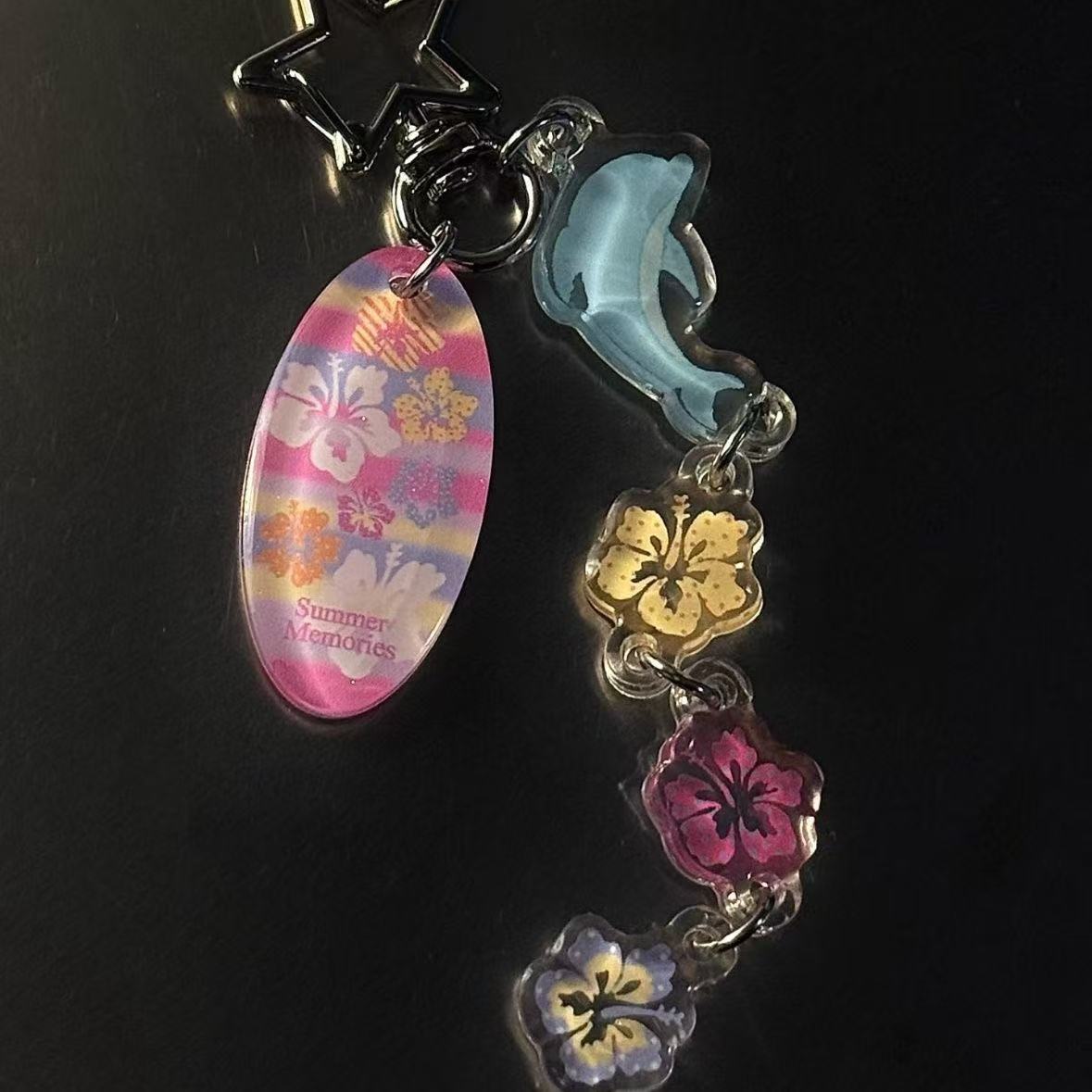 Letni Hawajski Brelok z Delfin – Tech Girl Accessories recenzja i cena